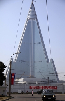 Pyramidový hotel Rjongjong v Pchjongjangu.