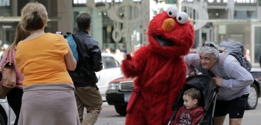 Elmo, postavička ze Sezame, otevři se, nadával turistům.