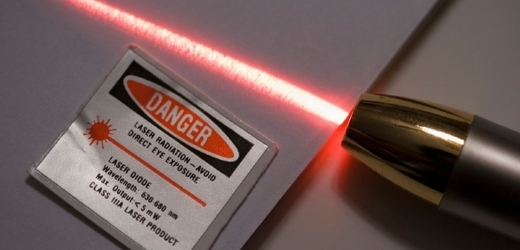Při nesprávné manipulaci mohou laserová ukazovátka poškodit zrak (ilustrační foto).