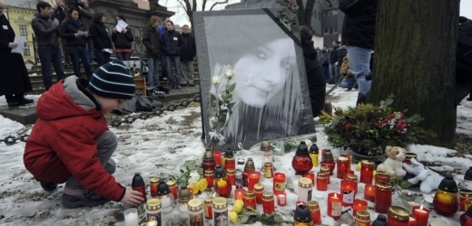 K uctění památky zavražděné dívky se 5. dubna v Jihlavě sešla více než tisícovka lidí.