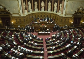 Senát zákon schválil po téměř týdenní ostré výměně názorů mezi vládní většinou a pravicovou opozicí.