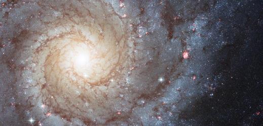 Spirální galaxie  M74. Je od nás 32 miliónů světelných let.