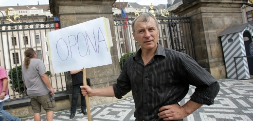 Zadrženým mužem je prý aktivista a mluvčí iniciativy Slávek Popelka.
