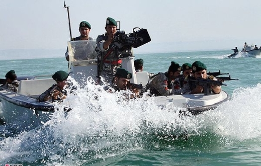 Malé rychlé čluny íránských ozbrojených sil.