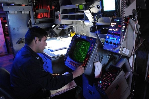 Námořník u monitoru radaru SPA-25G na palubě USS Ponce.