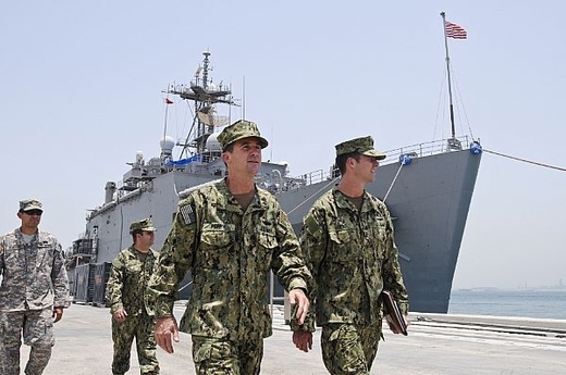 USS Ponce na přátelské návštěvě v Bahrainu.