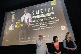Dokumentární film Silvie Dymákové (uprostřed) Šmejdi jde do kin 18. dubna.