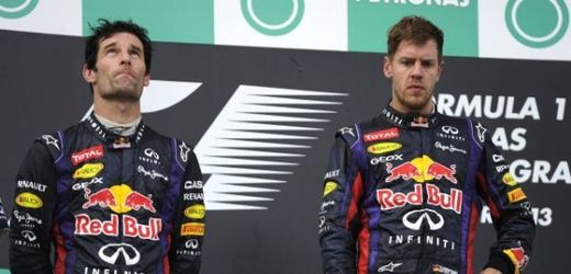 Jezdci Redbullu Sebastian Vettel (vpravo) a Mark Webber už prý nebudou vázáni týmovou taktikou.