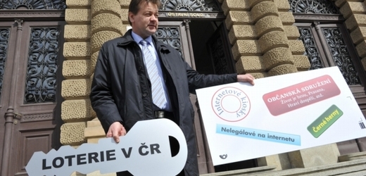 Výkonný ředitel Sdružení provozovatelů centrálních loterijních systémů Petr Vrzáň symbolicky vložil po vyhlášení Ústavního soudu klíč do obálky.