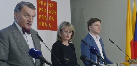 Zleva: pražský primátor Bohuslav Svoboda, radní Eva Vorlíčková a náměstek primátora Tomáš Hudeček.