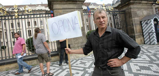Demonstrant Slávek Popelka tvrdí, že proti němu policie zasáhla nepřiměřeně. 