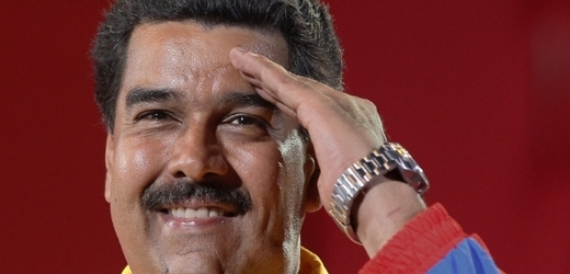 Učedník Maduro napodobuje pozdrav svého mistra. 