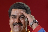 Učedník Maduro napodobuje pozdrav svého mistra. 