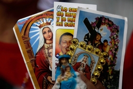 Chávez mezi obrázky svatých.