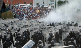 V sobotu protestující učitele rozehnaly stovky policistů.