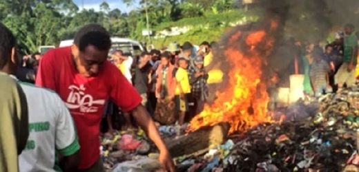 Dav uálil ženu nařčenou z čarodějnictví. Papua únor 2013.