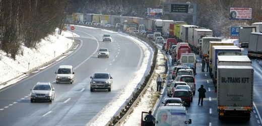 Dálnici D1 uzavřela nehoda, policie se snaží odklonit dopravu přes Jihlavu (ilustrační foto).