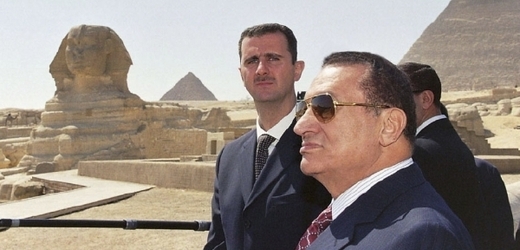 Egyptský exprezident Husní Mubarak (v popředí).