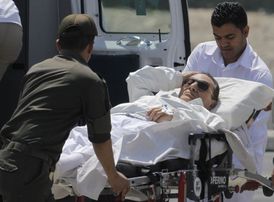 Husní Mubarak byl do soudní síně přepraven helikoptérou.