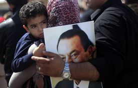 Před soudní síní se sešly skupiny Mubarakových stoupenců i odpůrců.