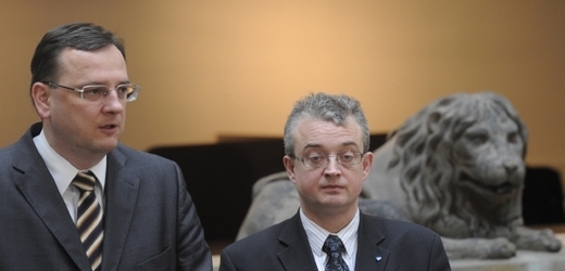 Premiér Petr Nečas (vlevo) a předseda poslaneckého klubu ODS Marek Benda.