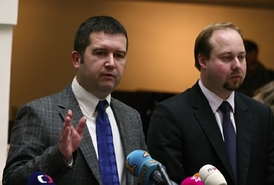 Vlevo Jan Hamáček, stínový ministr obrany ČSSD, a Jeroným Tejc (ČSSD).