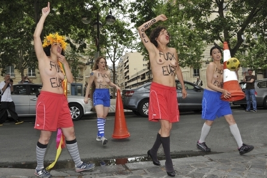 Femen na Ukrajině. Ukrajinky nejsou prostitutky, protestovaly před fotbalovým šampionátem.