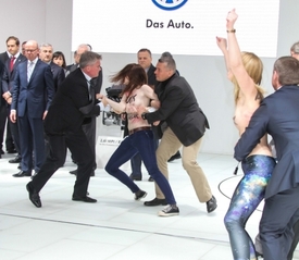 Aktivistky Femen to roztočily na Hannoverském veletrhu. Diváci: Putin a Merkelová.
