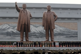 Davy lidí se shromáždily před bronzovými sochami Kim Ir-sena a jeho syna Kim Čong-ila v centru Pchjongjangu.