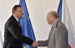 Briefing premiéra Petra Nečase (vlevo) k setkání s odvolaným ředitelem Ústavu pro studium totalitních režimů Danielem Hermanem (vpravo).
