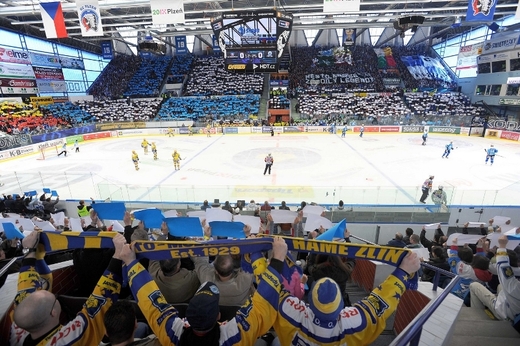 V Plzni se bylo na co koukat. Vedle hokeje si domácí fanoušci připravili i kartónovou choreografii, která se rozprostírala po téměř celém stadionu. (Foto: Profimedia)