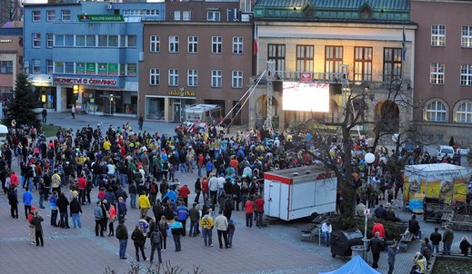 Kdo se nedostal na víkendové zápasy, mohl ve Zlíně sledovat průběh finále přímo v centru města. Na obrazovce ho sledovalo několik stovek diváků. (Foto: ČTK)