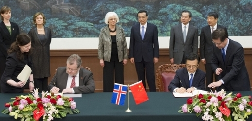 Islandská premiérka Jóhanna Sigurdardóttirová a čínský premiér Li Kche-čchiang (vedle ní) při podpisu dohody.