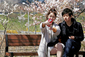 V Soulu se pod rozkvetlými třešněmi fotili zamilované páry. Sakur hýřících barvami se brzy dočkáme i v Česku. (Foto: ČTK/AP)