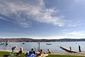 Modré nebe a teplé počasí vylákalo obyvatele švýcarského Curychu k tamnímu jezeru. (Foto: ČTK/AP)