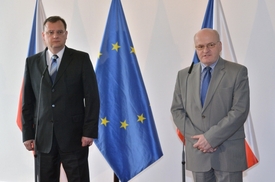 Premiér Petr Nečas (vlevo) a odvolaný ředitel ÚSTRu Daniel Herman.