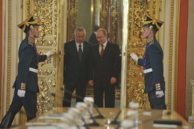 Putin a Karimov přicházejí do sálu, kde jednaly delegace obou zemí.