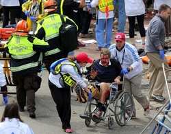 V cíli maratonu v americkém Bostonu došlo ke dvěma silným explozím.