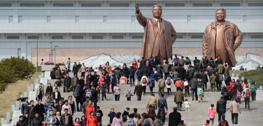 Obyvatelé KLDR slaví výročí narození zakladatele státu Kim Ir-sena.