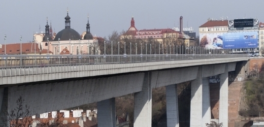 Nuselský most je 485 metrů dlouhý.