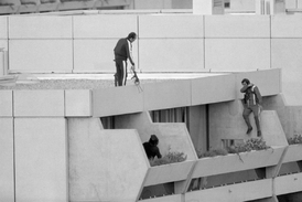 Policejní komando v Mnichově na balkonu domu, ve kterém drželi palestinští únosci izraelské sportovce.