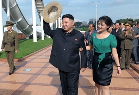 Kim Čong-un s manželkou. Narodilo se jim dítě. Pohlaví je zatím pro svět tajemstvím.