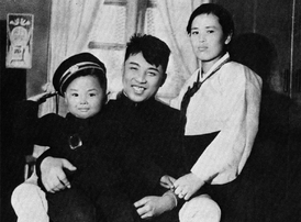 Kim Čong-il, Kim Ir-sen a Kim Kjong-hi (zleva).