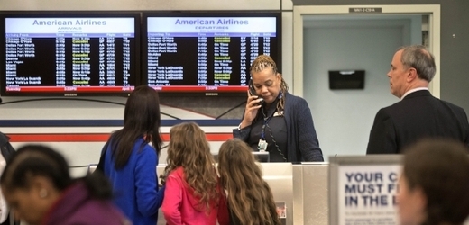 Společnost American Airlines kvůli výpadku systému zastavila stovky letů.