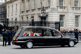 Pohřební vůz s rakví zahalenou do britské státní vlajky vyjel z budovy parlamentu po 11. hodině.