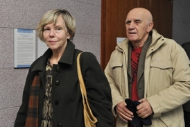 Prarodiče Eliška a Ladislav Mauerovi u soudu.