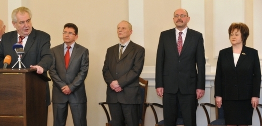 Prezident Miloš Zeman (vlevo) s kandidáty na ústavní soudce (zleva: Jaroslav Fenyk, Jan Filip, Vladimír Sládeček a Milada Tomková).