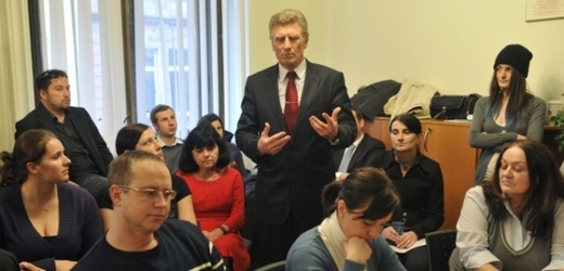 Děkan Jan Pauly (uprostřed) na jednání akademického senátu plzeňské právnické fakulty.
