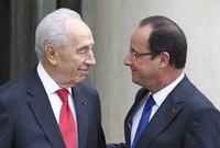 Izraelský prezident Šimon Peres (vlevo) a jeho francouzský protějšek Francois Hollande.