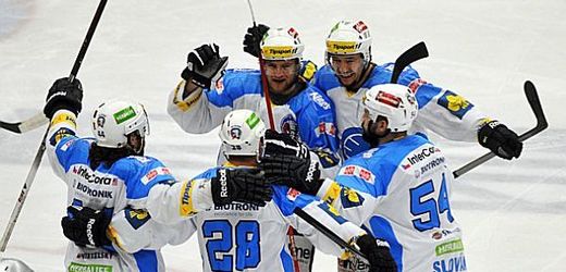 Hokejisté Škody Plzeň se radují z gólu.